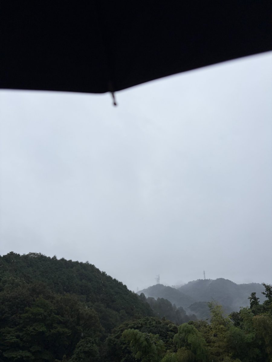 kumagai_TMK's tweet photo. @goodjog_hfm おはようございます☔️
福山市水呑町の7時40分頃の天気はしっかりと雨☺️
よう降るな〜
「もうええで」って言いたくなる
ほんでもってこんだけ雨降ると新しい傘を買いたくなるな〜

今日も笑顔で過ごしましょうね🎶
ご安全に〜🥛
#GOODJOG #ジョグ天 https://t.co/BcxoWHnFD5