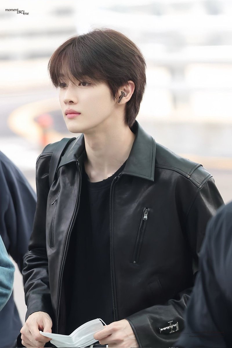 ORANGECHAN23's tweet photo. 성찬이 올블랙 코디 진짜 너무 내 스타일이야🖤 https://t.co/eK2in8REKf