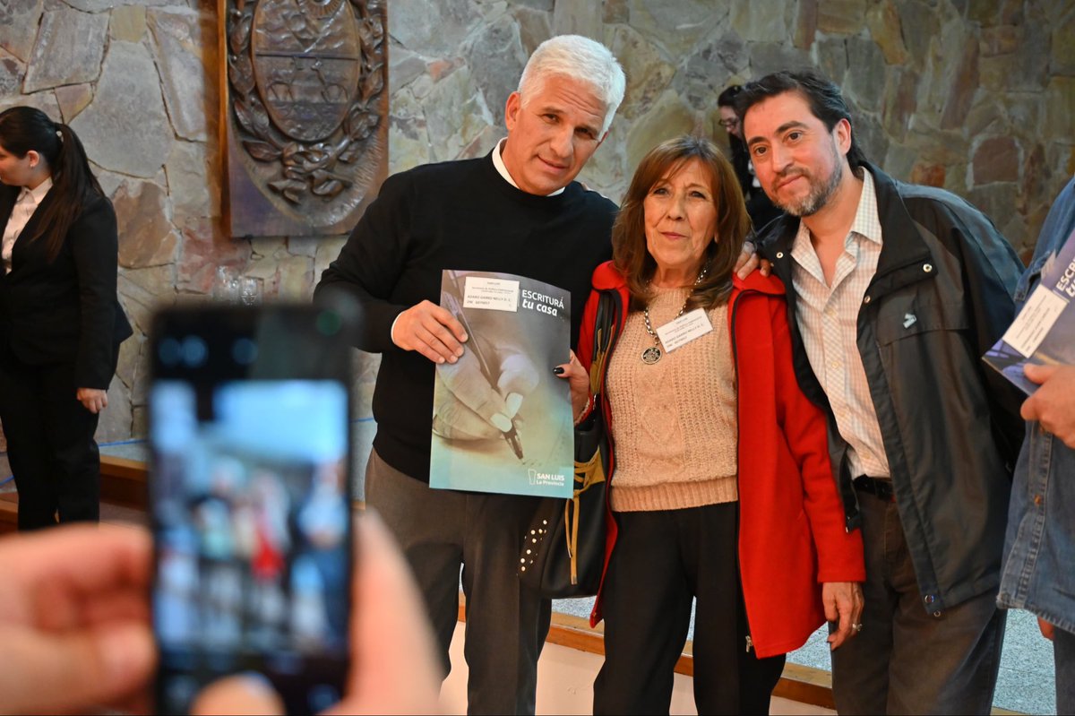 claudiojpoggi's tweet photo. Más familias de San Luis, Juana Koslay y La Punta , accedieron a la ESCRITURA de su vivienda. Emotiva actividad luego de muchos años gestionándola, sin respuesta. El “Programa Escritura tu Casa” vino para resolver esta mora innecesaria del Estado Provincial.  Seguridad Jurídica y tranquilidad familiar. Bien !!