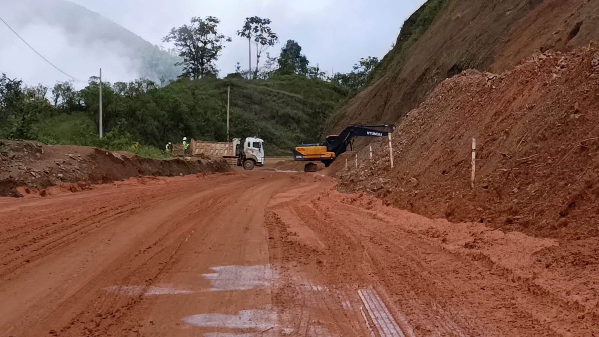 Sanchezmendieta's tweet photo. Eduardo Bonilla, subsecretario de Infraestructura del MIT, verificó los trabajos de rehabilitación que se ejecutan en la vía #Cuenca–Molleturo–El Empalme y las acciones previstas para responder de manera inmediata ante posibles deslizamientos por las lluvias. https://t.co/xTbIIt41zq