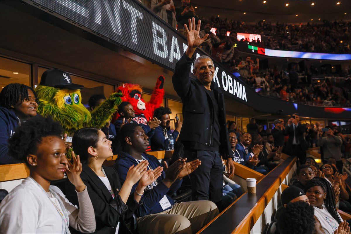 ObamaFoundation's tweet photo. The South Side is headed to October! ⚾️🙌🏾

Big congratulations to the @WhiteSox on making the playoffs. P44’s been riding with the Sox for a long time, and clearly Southpaw has been keeping a close eye on him. Thanks for looking out, Southpaw. 👀🖤🤍 https://t.co/5q9Ku4Ljtt