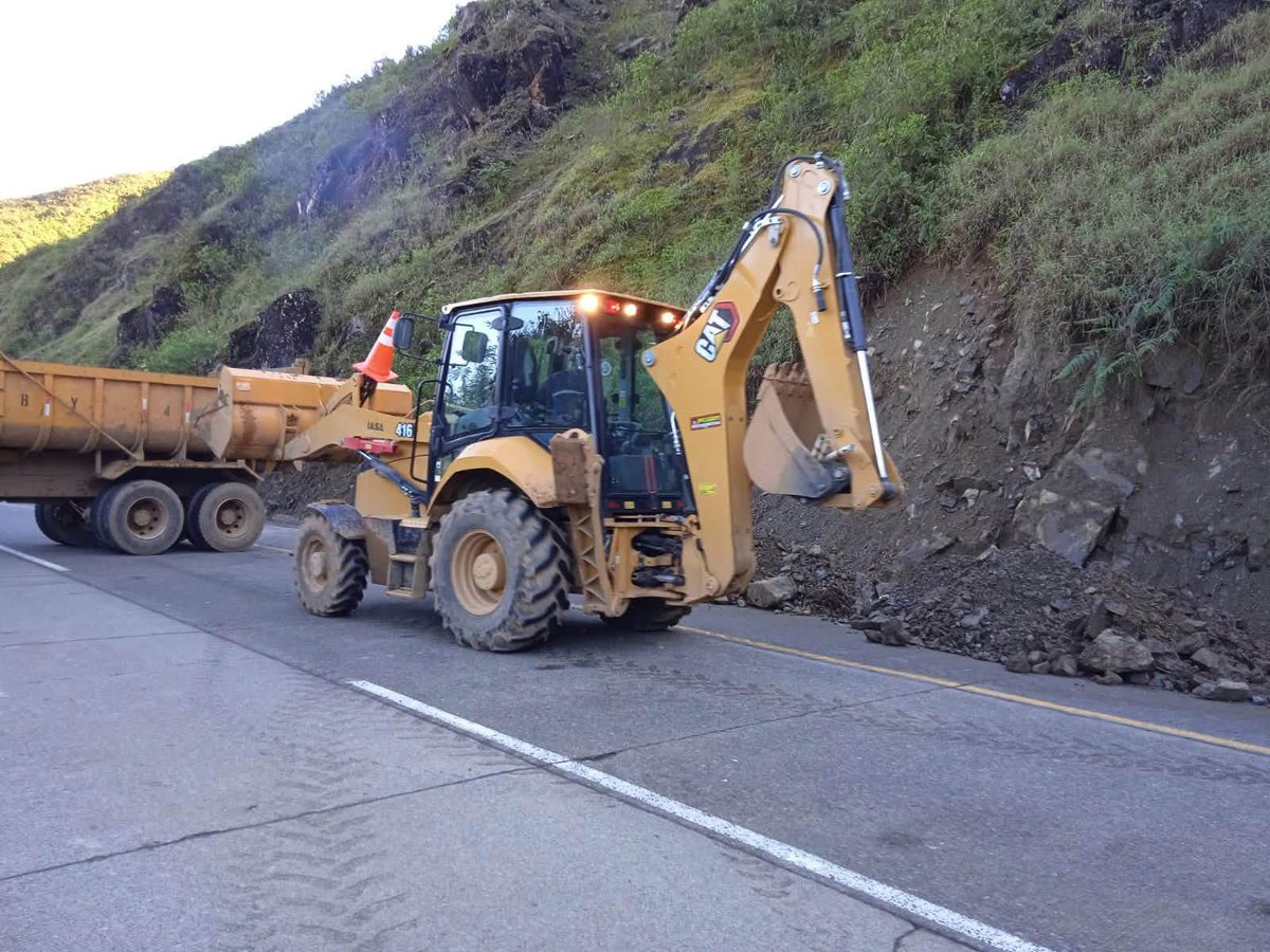 Sanchezmendieta's tweet photo. Eduardo Bonilla, subsecretario de Infraestructura del MIT, verificó los trabajos de rehabilitación que se ejecutan en la vía #Cuenca–Molleturo–El Empalme y las acciones previstas para responder de manera inmediata ante posibles deslizamientos por las lluvias. https://t.co/xTbIIt41zq