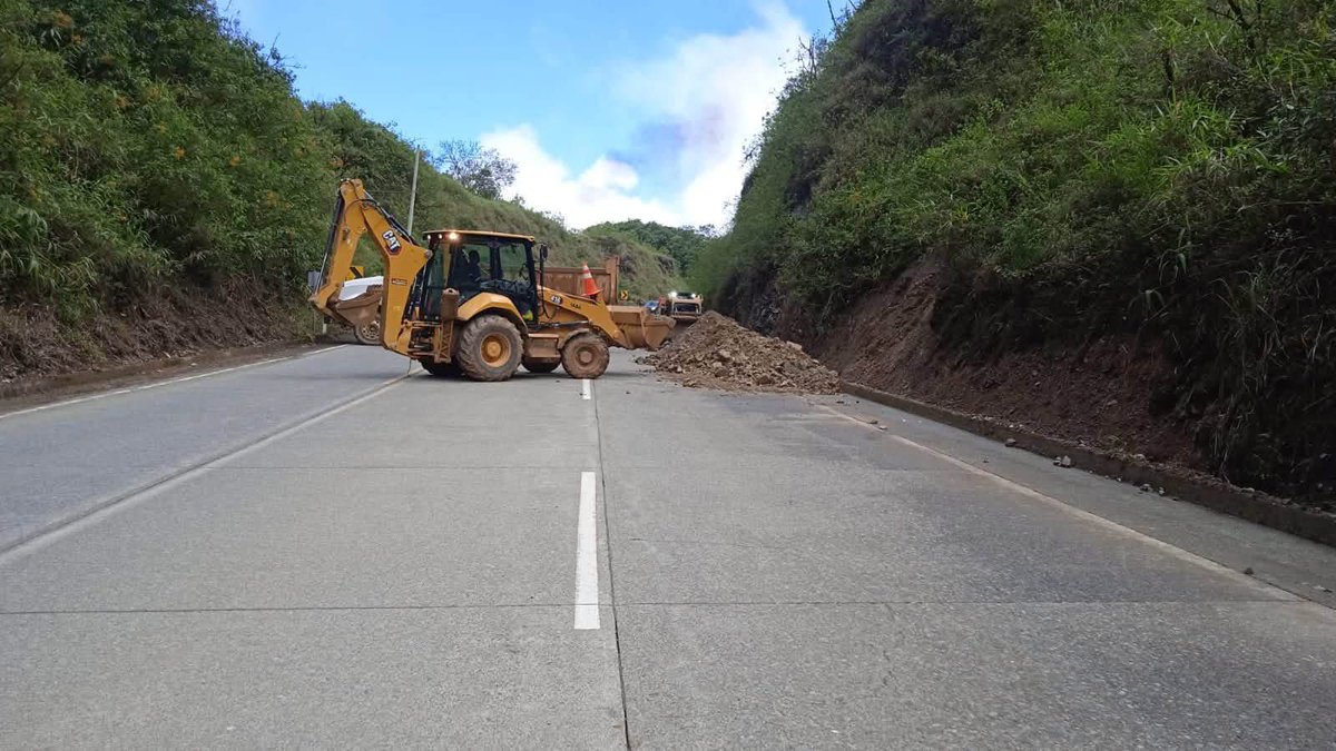 Sanchezmendieta's tweet photo. Eduardo Bonilla, subsecretario de Infraestructura del MIT, verificó los trabajos de rehabilitación que se ejecutan en la vía #Cuenca–Molleturo–El Empalme y las acciones previstas para responder de manera inmediata ante posibles deslizamientos por las lluvias. https://t.co/xTbIIt41zq