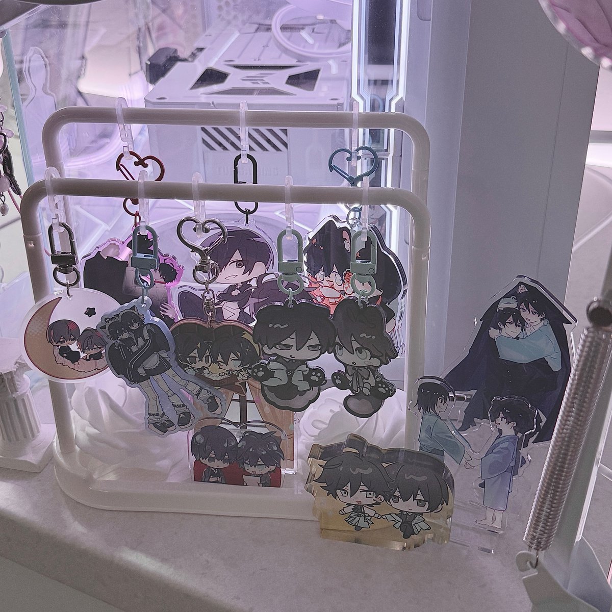 kws1901's tweet photo. put up a new shelf today and organized my small charm display on my desk ☺️ https://t.co/WMH48iVuTQ