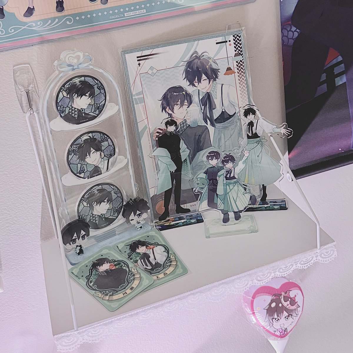 kws1901's tweet photo. put up a new shelf today and organized my small charm display on my desk ☺️ https://t.co/WMH48iVuTQ