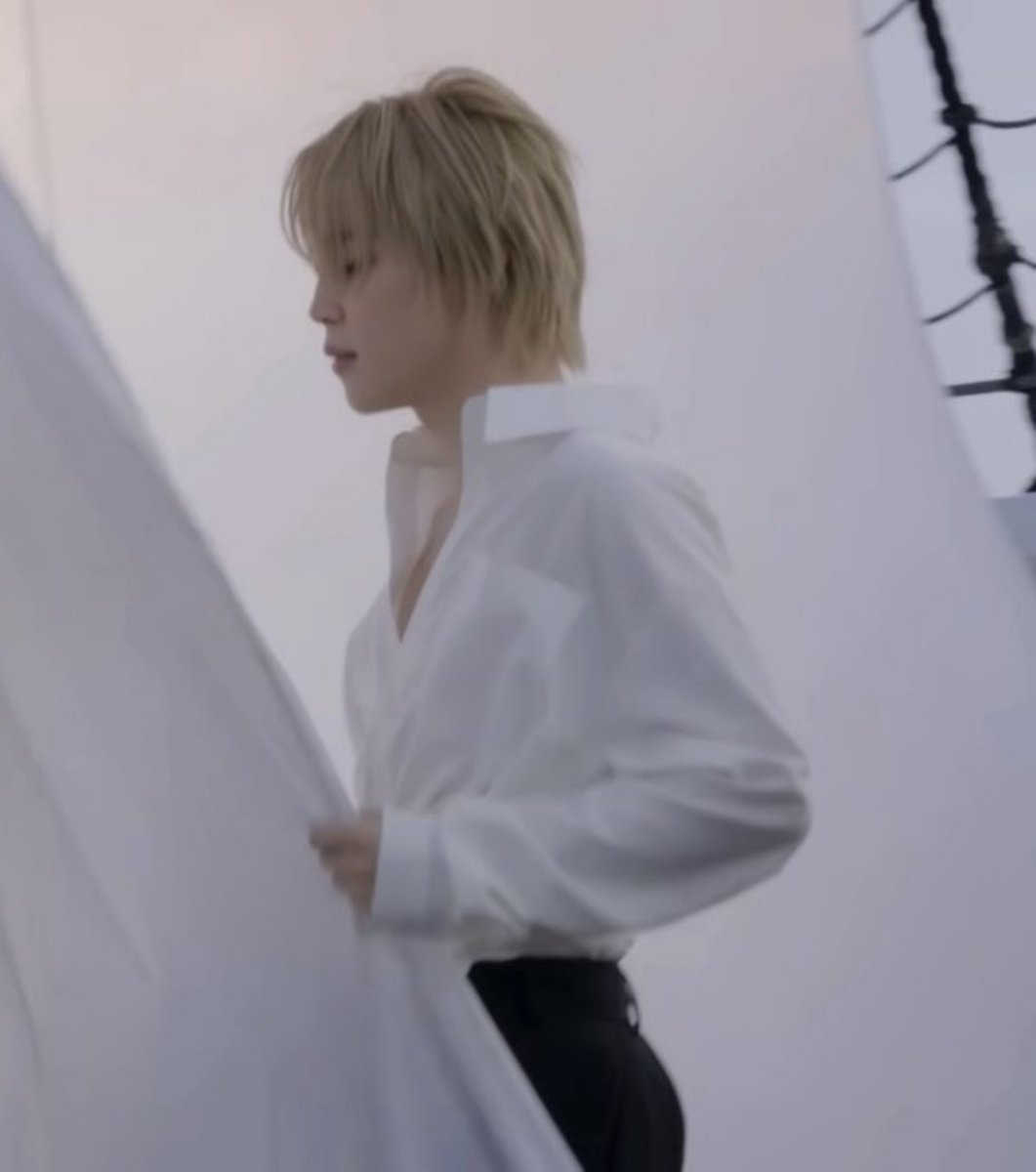 kissinluna's tweet photo. jimin walks in a room and his ass enters 5 minutes later https://t.co/J2dhw2jRst