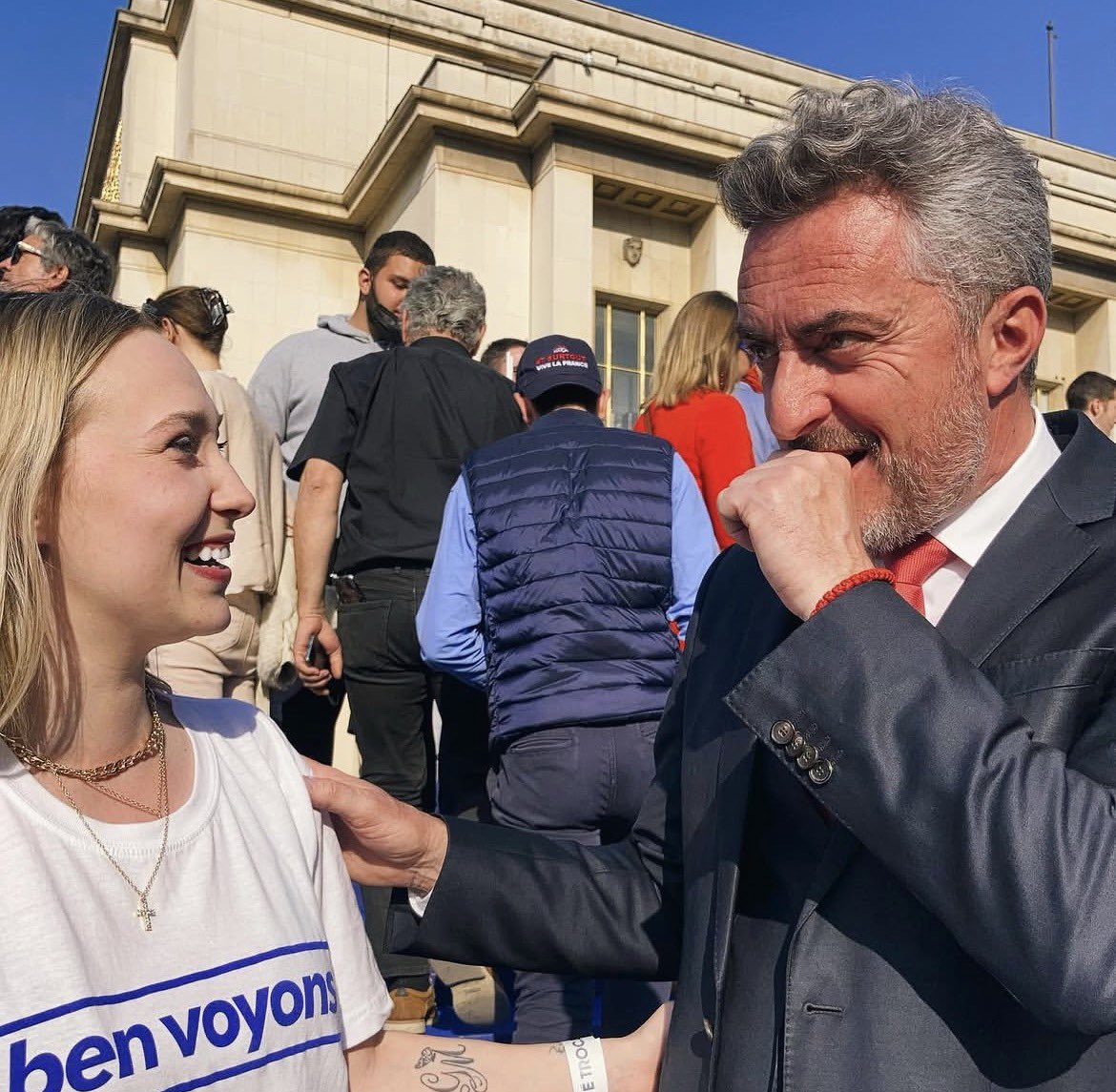 ThoniaLaDroite's tweet photo. Merci @Stephane_Ravier pour ces 12 années au Sénat. 🇫🇷
Souvent bien seul pour porter tes idées, tu n’as jamais cessé de défendre la France avec courage. 
Merci d’avoir porté ta voix et tes combats au Sénat toutes ces années. Une page se tourne, mais le combat continue. ❤️🇫🇷 https://t.co/HiqvOQTgYl