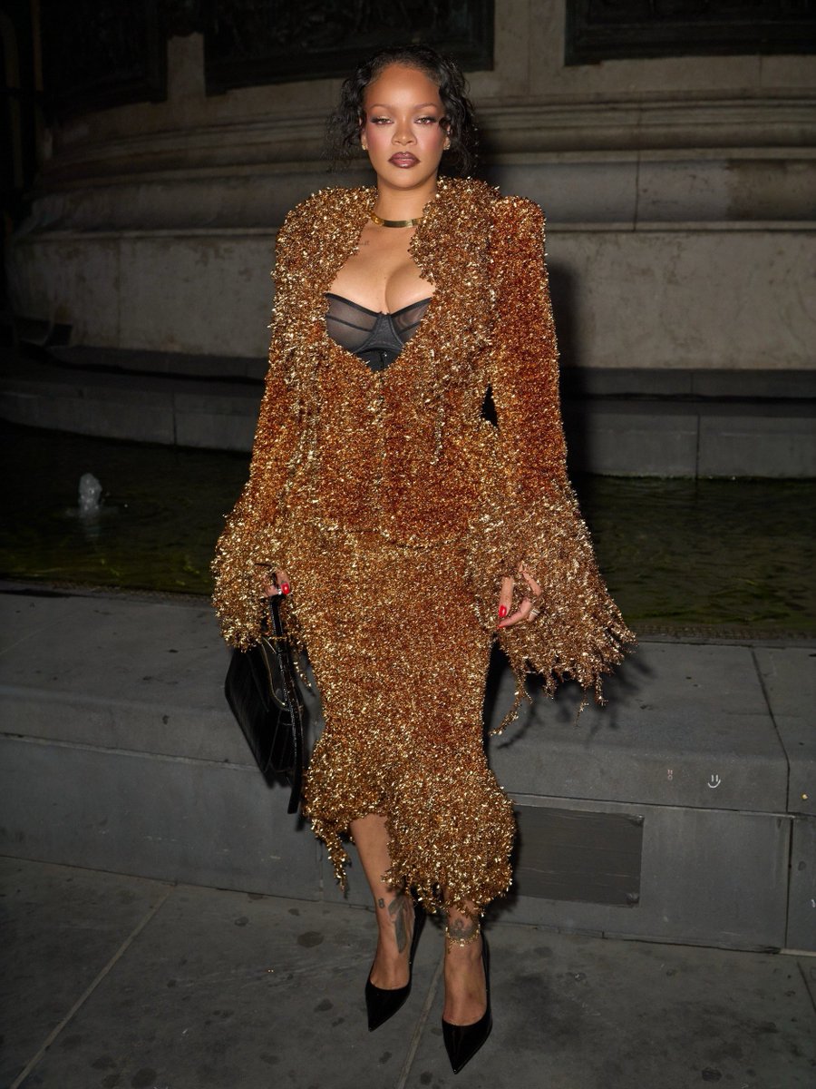 gabgonebad's tweet photo. 📸 Rihanna at the Matières Fécales SS27 show. https://t.co/nulMY48SnU