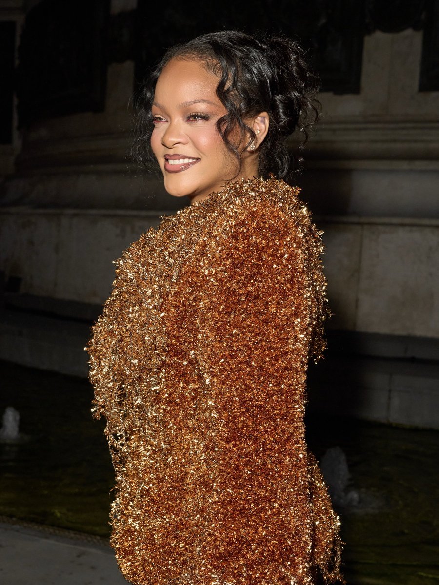 gabgonebad's tweet photo. 📸 Rihanna at the Matières Fécales SS27 show. https://t.co/nulMY48SnU