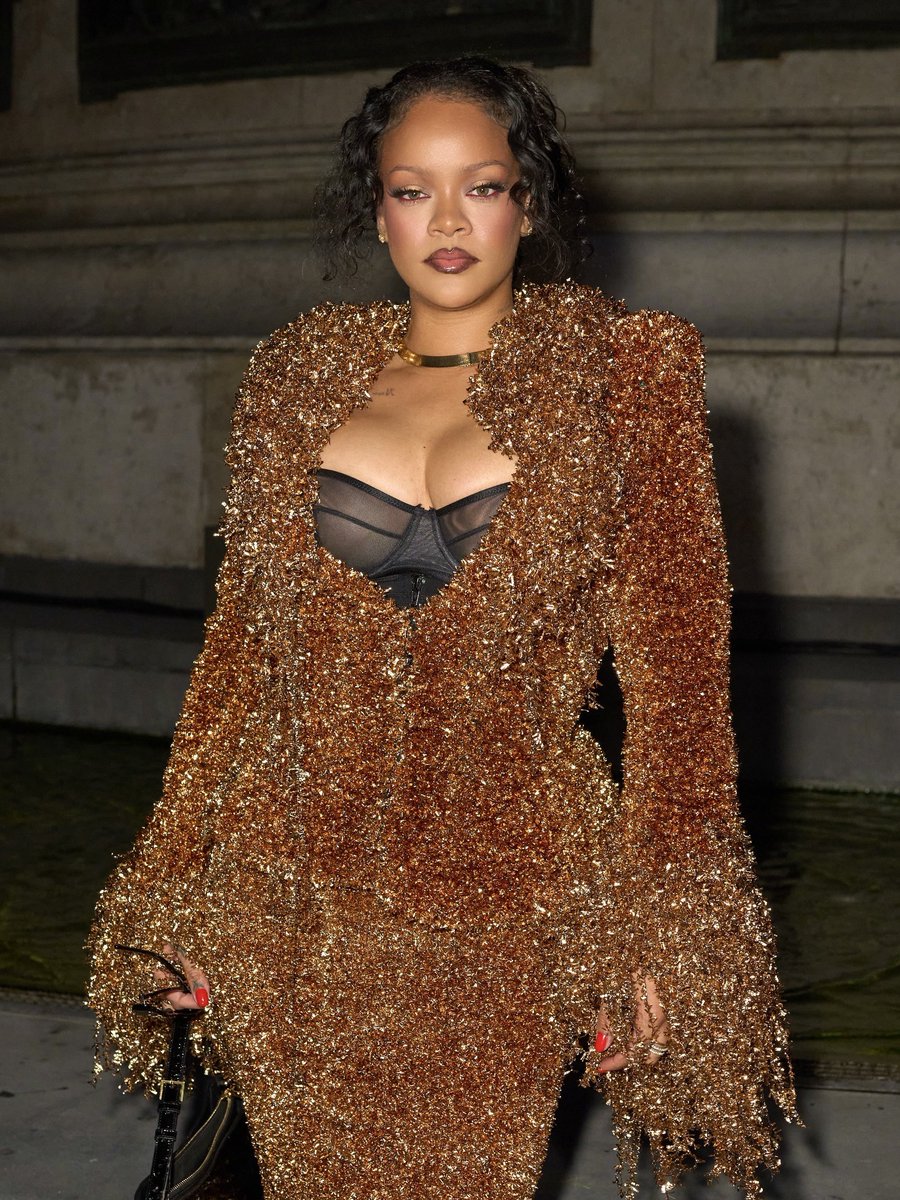 gabgonebad's tweet photo. 📸 Rihanna at the Matières Fécales SS27 show. https://t.co/nulMY48SnU