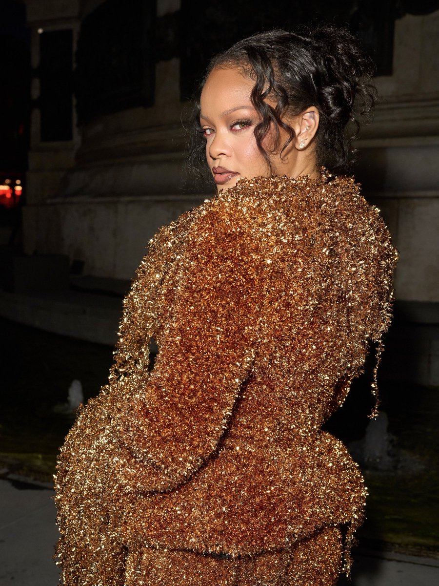 gabgonebad's tweet photo. 📸 Rihanna at the Matières Fécales SS27 show. https://t.co/nulMY48SnU