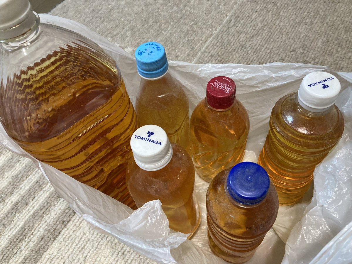 takizawa0914's tweet photo. 【今日のごみトリビア】
カクヤスさんが油回収を始めたそうです（回収できる地域や方法は下記のURL参照）うちはよくお酒を注文するので、利用しようと思います。油は一般的に凝固剤で固めて可燃ごみになりますが、資源として受け取って貰えば、代金から引いてくれるし、節約になるのでごみも減ります！ https://t.co/lsRzciWvJc