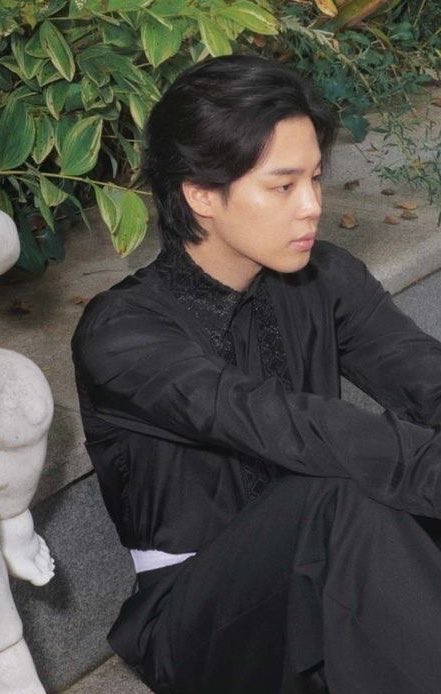 jiminmugged's tweet photo. same cut, different colour and styling https://t.co/Zxq0pS58fH
