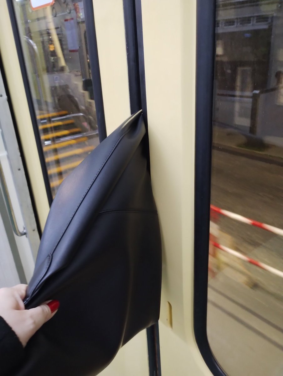 seleebabi's tweet photo. Humillación pública nivel el tren me cerró la puerta en la cartera y viaje hasta la siguiente estación así. https://t.co/eeuGbOch3R
