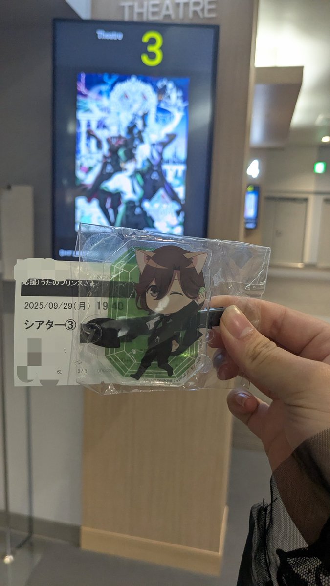 nagi_____39's tweet photo. 去年のこの日、まだグッズもなくて唯一持ってたヘアクリップを使って写真を撮り、勝負服が何一つ決まらなず誕プレの紺のワンピースを着て参戦した日

あれから1年経ったんだね
色んなことありすぎて遥か遠いようなでも近いようなそんな記憶ですが間違いなく素敵な日にできた

今日はそれを超えに行く https://t.co/xNLbVGwFvZ