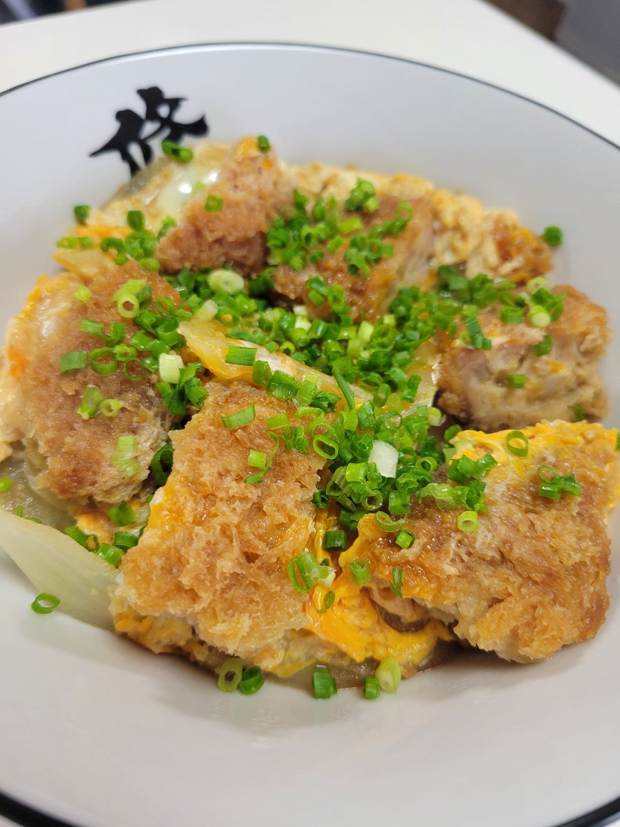 mamamoon0419's tweet photo. おはようございます☺
昨晩の残りのメンチカツで朝からガッツリメンチカツ丼を😋
唐がらし入りラー油をかけて食べるのが好きです🥰
今日もしっかり食べて元気に働くよ⤴️💪🔥
#おうちごはん https://t.co/KDfMqSYopv