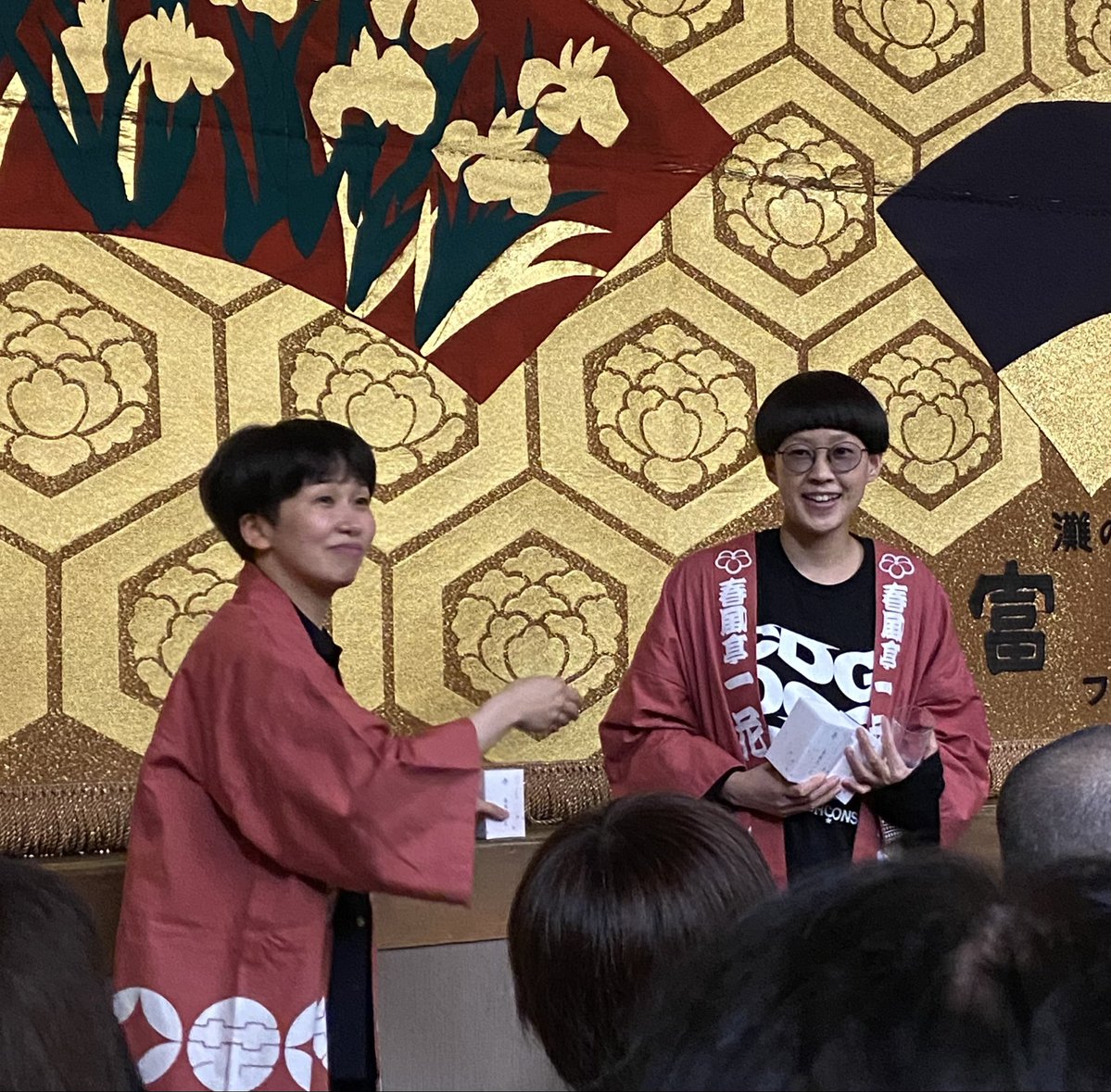 call_me_nobu's tweet photo. 一花さんお披露目8日目(9/28)
おめでとうございます㊗️

心友 二葉ちゃんもお祝いに🥹

イマヲトキメク落語家2人の開演前物販から、ワクワク♬が会場に拡大🙌🏻

二葉ちゃんが一花さんを描くグラスの販売は今日まで🍀

落語愛に溢れるご両人が落語界を支配(?)してくれたら、落語界の未来はずっと明るい🔆 https://t.co/vz40uKWPTa