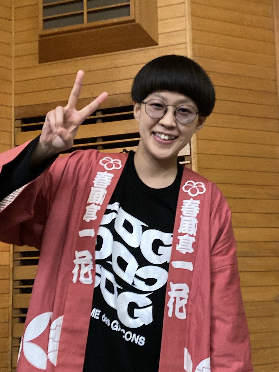 call_me_nobu's tweet photo. 一花さんお披露目8日目(9/28)
おめでとうございます㊗️

心友 二葉ちゃんもお祝いに🥹

イマヲトキメク落語家2人の開演前物販から、ワクワク♬が会場に拡大🙌🏻

二葉ちゃんが一花さんを描くグラスの販売は今日まで🍀

落語愛に溢れるご両人が落語界を支配(?)してくれたら、落語界の未来はずっと明るい🔆 https://t.co/vz40uKWPTa