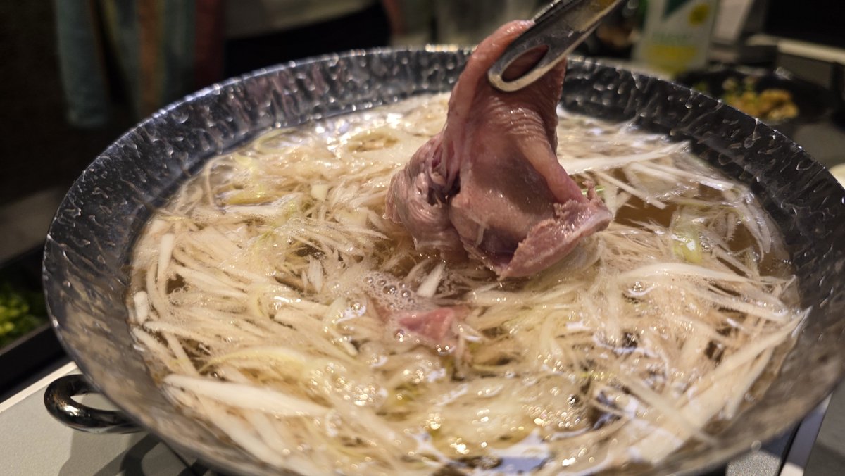 ore825's tweet photo. この店、冷麺もそうだけどマジで牛タン料理が全部旨かった

数量限定のタンしゃぶがありえんほど旨いし、厚切り牛タン焼きもレベチだった

スタッフ全員感動しまくって｢東京にこのレベルの店ない｣と言ってた

この店のおかげですっかり盛岡は牛タンが旨い町のイメージ
https://t.co/ENq9eKdK3x https://t.co/hj6uUGVSkA