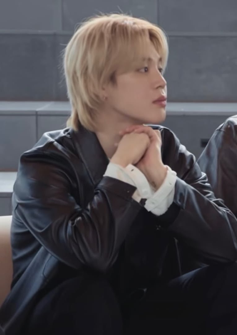 jiminmugged's tweet photo. same cut, different colour and styling https://t.co/Zxq0pS58fH