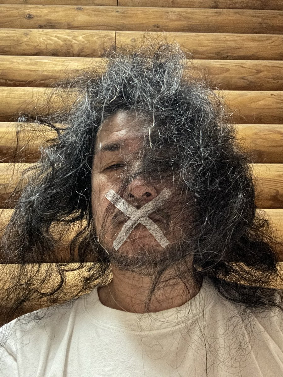 ninigikirishima's tweet photo. おはモジャボンバー☁️

寝不足すぎて
最近お弁当作りをママに代わってもらっている

そんで4時半起きとかはなくなって
6時半までは寝ている日もあるのだが
娘は朝早くから
ガミガミパパに口うるさい😓

はやくカバン持てだの
着替えろだの
傘持てだの
マジ姑かっちゅーの😨

学校送って朝のミッション終了

今夜はラジオ📻

皆さま
よか一日を！

#コロムじゃ無いポスト
#山の暮らし
#火曜日