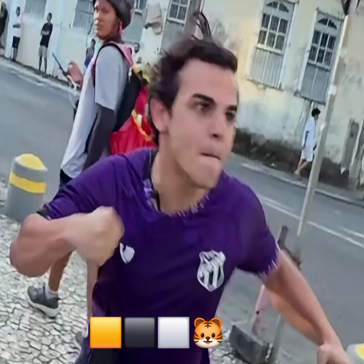vlwricardo's tweet photo. @janjometro e oq você tem a dizer isso? esse Pedrinho estava com o Renan, logo o Renan poderia muito bem ter evitado isso e o bolsonarista NÃO estava agredindo ninguém.
Não tinha milhares de gados por lá e dava muito bem pra poder controlar a situação.
perderam mais um voto. https://t.co/nBUhKOKLAQ