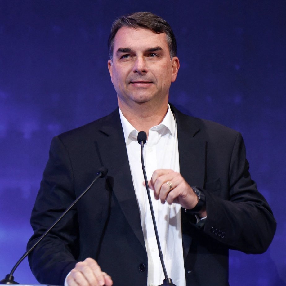 republiqueBRA's tweet photo. 📺 🗣️ Renan Santos considera remota a possibilidade de ser convidado para o debate presidencial da Globo: “Honestamente, eu acho o seguinte: se eu for, o Flávio não vai. Acho que eles [Globo] preferem que vá o Flávio”. https://t.co/oGONRO3Vi8