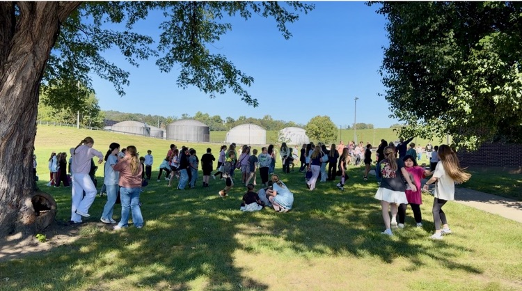 GreendaleLCSC's tweet photo. ☀️🧺 What a beautiful day for a picnic! Our Student Council hosted a school wide picnic, giving GMS students a chance to enjoy some sunshine and time together to make some great memories 🧡🖤 https://t.co/u8y0ZXm6C4