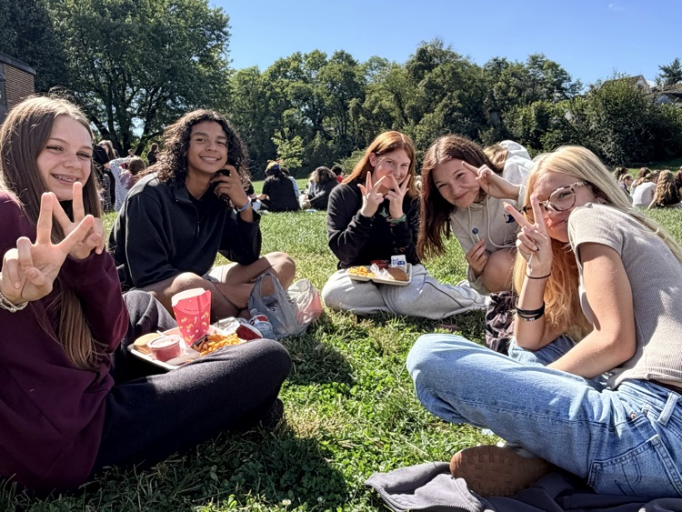 GreendaleLCSC's tweet photo. ☀️🧺 What a beautiful day for a picnic! Our Student Council hosted a school wide picnic, giving GMS students a chance to enjoy some sunshine and time together to make some great memories 🧡🖤 https://t.co/u8y0ZXm6C4