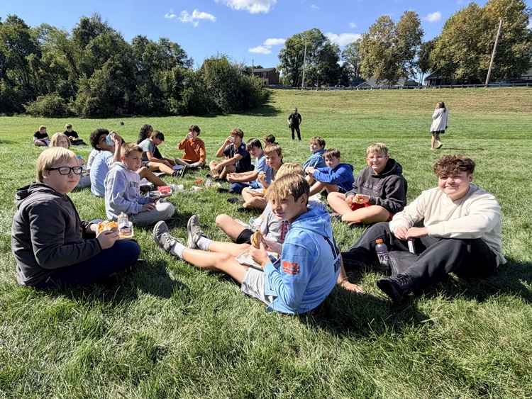 GreendaleLCSC's tweet photo. ☀️🧺 What a beautiful day for a picnic! Our Student Council hosted a school wide picnic, giving GMS students a chance to enjoy some sunshine and time together to make some great memories 🧡🖤 https://t.co/u8y0ZXm6C4