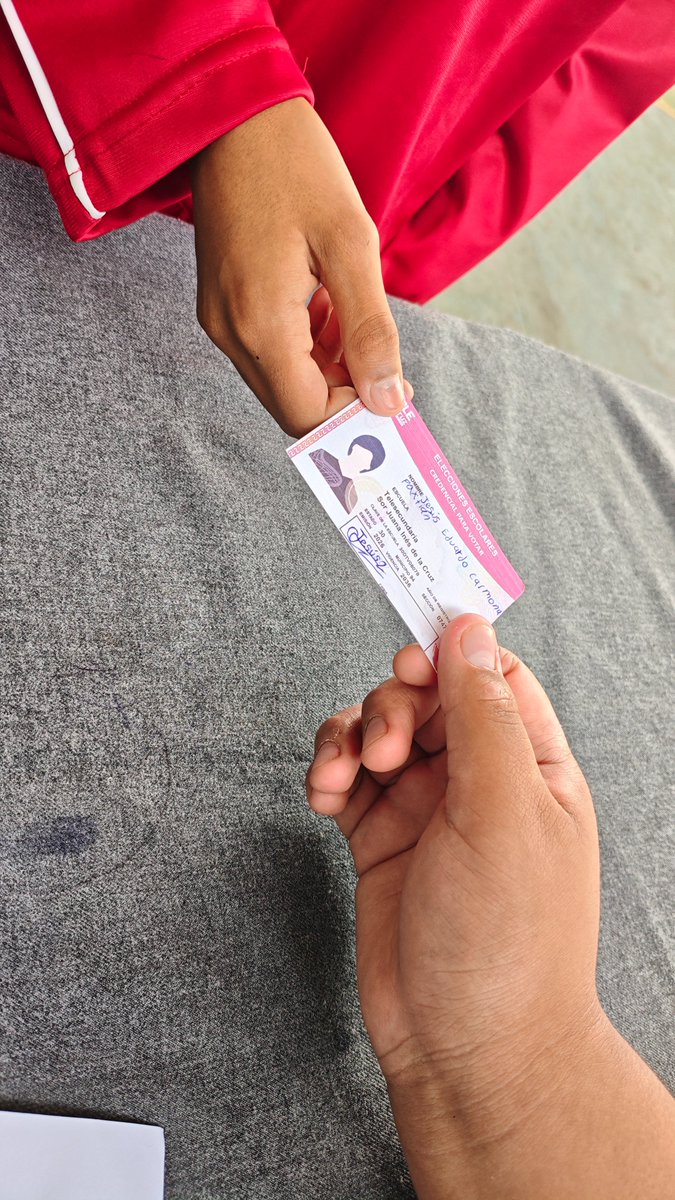 ople_Ver's tweet photo. #ActividadesOPLEV 🗳 El pasado 24 de septiembre del presente año, en coordinación con las autoridades y personal docente de la Telesecundaria “Sor Juana Inés de la Cruz” del Municipio de #SanAndrésTuxtla, Ver.,📍 el #OPLEVeracruz a través de la #DECEyEC, realizó la Jornada Electoral 🗳 para la elección Escolar Estudiantil con Urna Electrónica 📲, actividad enmarcada en el Programa Estatal de Educación Cívica y Participación Ciudadana 2024-2028, y que destaca por hacer uso de la Urna Electrónica como una forma innovadora para promover la participación de la juventud en la democracia.

#ActividadesDECEyEC #InformateYParticipa #EleccionesEscolares