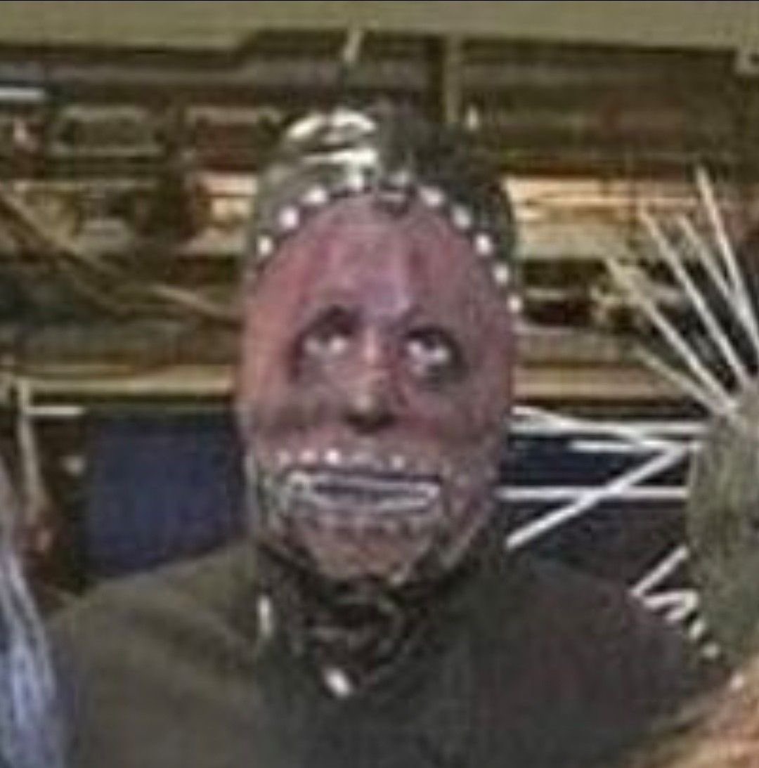 juv13scada's tweet photo. deixa eu ver se entendi em 2026 o slipknot:

- demitiu sid wilson
- lançou novo single horrível
- fez música com racista e transfóbico
- e agora anuncia show com um nazista estuprador

sinceramente encerrar a banda teria mais digninadade do que essa decadência toda https://t.co/1276XVXAJ3