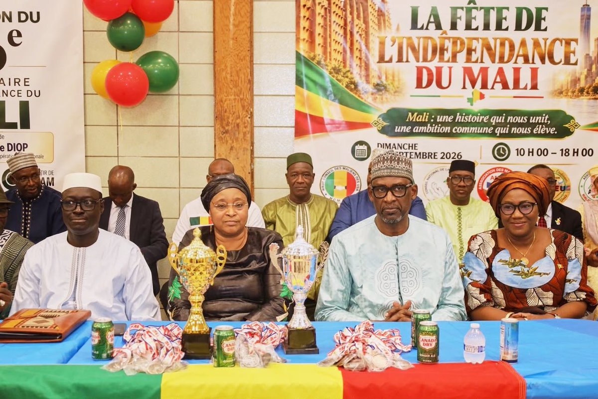 MaliMaeci's tweet photo. Fraternité, convivialité et célébration dans le cadre des festivités du 22 septembre avec les compatriotes vivant à New York.

En marge du segment de haut niveau de l’Assemblée générale des Nations Unies, Son Excellence Monsieur Abdoulaye DIOP, Ministre des Affaires étrangères et de la Coopération internationale, accompagné de la délégation malienne qu’il conduit, a pris part, le dimanche 27 septembre 2026, à la fête nationale du 22 septembre célébrée en différé avec ses compatriotes vivant à New York. 

Moment festif chargé de patriotisme, combinant prestation musicale, culture et football, cette rencontre de commémoration de l’accession du Mali à la souveraineté internationale a enregistré la participation des leaders des mouvements associatifs maliens à New York, renouvelant ainsi leur unité, leur solidarité et leur ambition commune qui celle de l’émergence et du développement durable de notre pays.

Prenant la parole lors cette fête, le Ministre DIOP a rappelé à ses compatriotes la situation du Mali qui traverse un moment singulier d’adversités multiformes, aggravées par le terrorisme soutenu par des sponsors étatiques étrangers visant la déstabilisation de notre pays.

Face à ces défis et enjeux existentiels, le Ministre DIOP a relevé les efforts importants de nos plus hautes Autorités dans le domaine de la sécurisation du territoire national et du développement durable du pays, y compris dans le cadre de la Confédération AES.

Saluant la contribution les Maliens de New York à l’essor socio-économique du Mali, il a rappelé la centralité des préoccupations des Maliens établis à l’extérieur dans l’agenda du gouvernement, sous l’impulsion des plus hautes Autorités. 

Les Maliens de New York ont saisi cette occasion pour renouveler leur engagement à contribuer à la construction nationale et à refléter l’image de marque de notre pays dans leur vie quotidienne pour favoriser davantage le rayonnement du Mali à l’international.

Bureau de l’Information et de la Presse/MAECI.