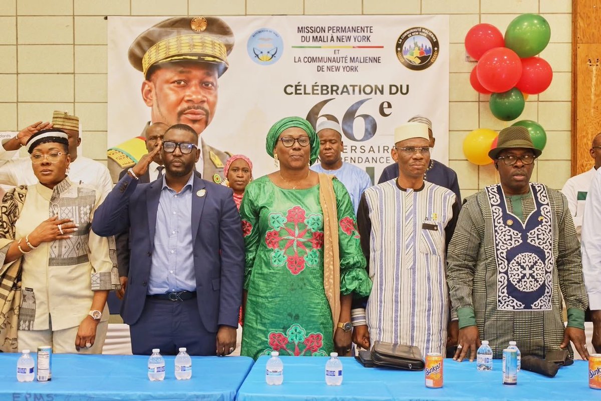 MaliMaeci's tweet photo. Fraternité, convivialité et célébration dans le cadre des festivités du 22 septembre avec les compatriotes vivant à New York.

En marge du segment de haut niveau de l’Assemblée générale des Nations Unies, Son Excellence Monsieur Abdoulaye DIOP, Ministre des Affaires étrangères et de la Coopération internationale, accompagné de la délégation malienne qu’il conduit, a pris part, le dimanche 27 septembre 2026, à la fête nationale du 22 septembre célébrée en différé avec ses compatriotes vivant à New York. 

Moment festif chargé de patriotisme, combinant prestation musicale, culture et football, cette rencontre de commémoration de l’accession du Mali à la souveraineté internationale a enregistré la participation des leaders des mouvements associatifs maliens à New York, renouvelant ainsi leur unité, leur solidarité et leur ambition commune qui celle de l’émergence et du développement durable de notre pays.

Prenant la parole lors cette fête, le Ministre DIOP a rappelé à ses compatriotes la situation du Mali qui traverse un moment singulier d’adversités multiformes, aggravées par le terrorisme soutenu par des sponsors étatiques étrangers visant la déstabilisation de notre pays.

Face à ces défis et enjeux existentiels, le Ministre DIOP a relevé les efforts importants de nos plus hautes Autorités dans le domaine de la sécurisation du territoire national et du développement durable du pays, y compris dans le cadre de la Confédération AES.

Saluant la contribution les Maliens de New York à l’essor socio-économique du Mali, il a rappelé la centralité des préoccupations des Maliens établis à l’extérieur dans l’agenda du gouvernement, sous l’impulsion des plus hautes Autorités. 

Les Maliens de New York ont saisi cette occasion pour renouveler leur engagement à contribuer à la construction nationale et à refléter l’image de marque de notre pays dans leur vie quotidienne pour favoriser davantage le rayonnement du Mali à l’international.

Bureau de l’Information et de la Presse/MAECI.
