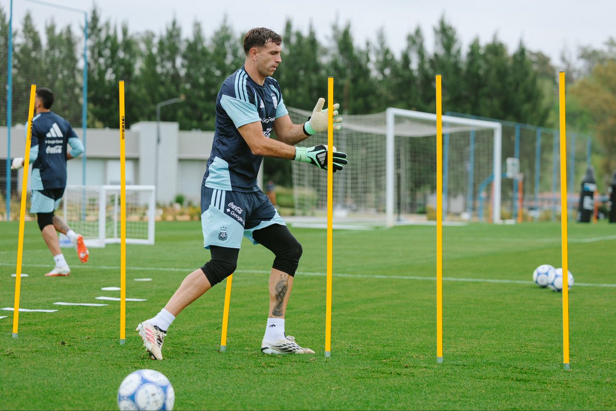 Argentina's tweet photo. #SelecciónMayor Tras el fin de semana libre, el plantel albiceleste, retomó los trabajos hoy por la tarde en #Ezeiza. https://t.co/S6eMAlUNi3