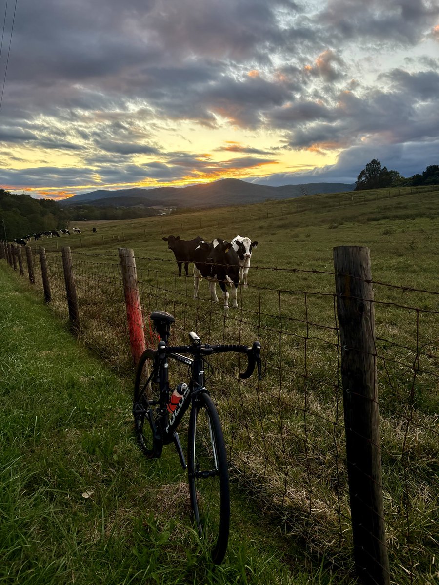 Pantherian78's tweet photo. Sunset in the Shenandoah Valley https://t.co/LF9InPvr9V