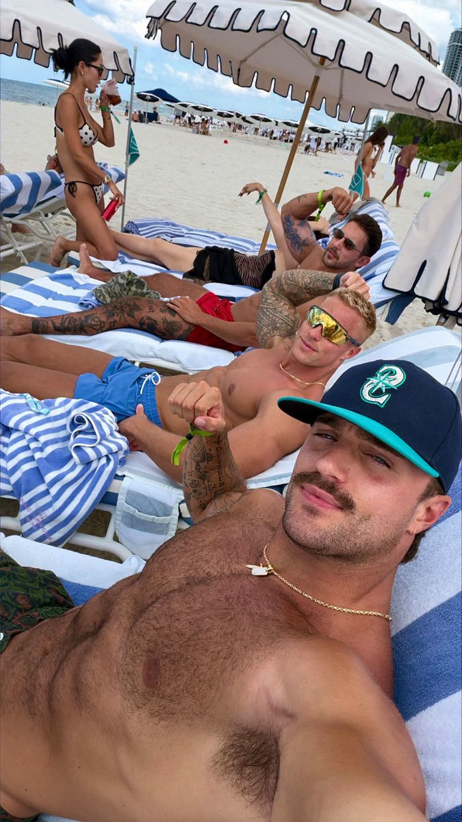 Jkgentryoo's tweet photo. Few fellers enjoying the beach https://t.co/yiE3Op89B0