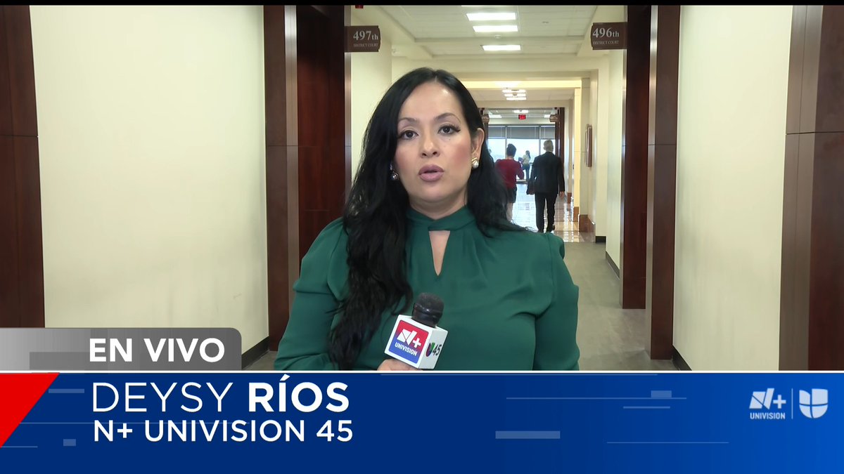 Reporter Deysy Ríos of Univision 45 delivers a live broadcast marked 'EN VIVO' from a building hallway with rooms labeled '496th District Court' and '497th District Court'.