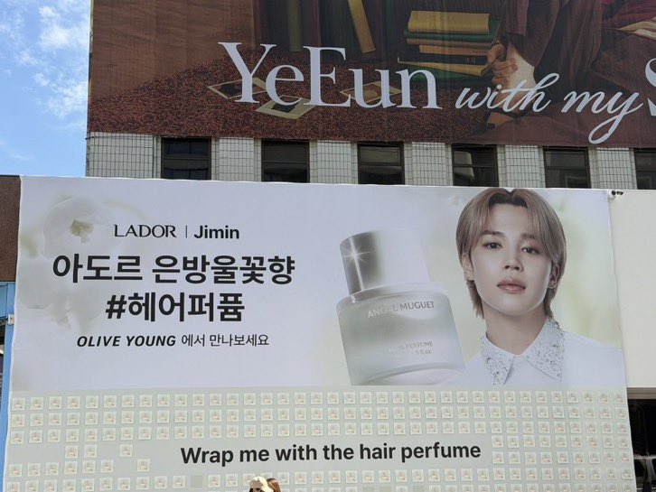 pjm_search's tweet photo. O rosto da LADOR em toda a sua glória! 🤍✨ 
O Jimin estampa a imensa fachada do Edifício Hanseo, em Seongsu-dong (bem em frente à Olive Young). ver o nosso artista brilhando assim pelas ruas da Coreia é um orgulho surreal!

FACE OF LADOR JIMIN 💛 https://t.co/dhYW5flqr0