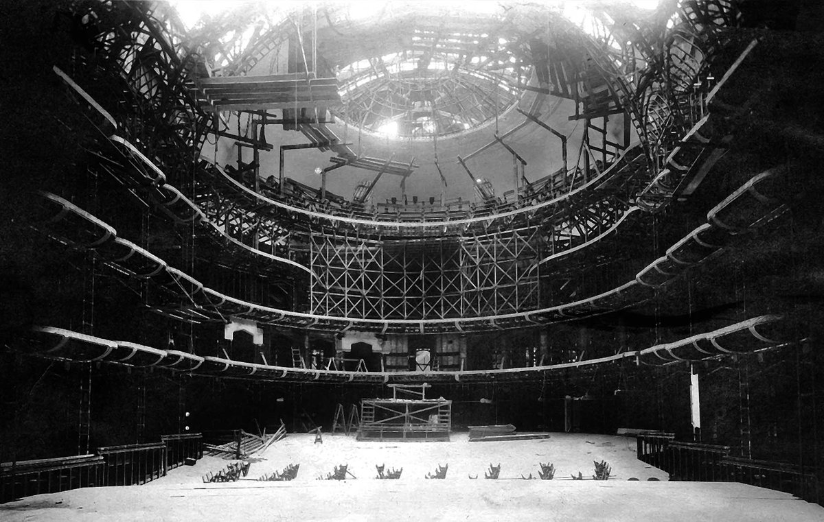 bellasartesinba's tweet photo. Inaugurado el 29 de septiembre de 1934, el @PalacioOficial cumple un año más como el recinto cultural más emblemático de México. Su construcción comenzó en 1904 bajo la dirección del arquitecto italiano Adamo Boari, quien imaginó una estructura de acero revestida de mármol de Carrara, con una cúpula central recubierta de ónix traslúcido y cerámica. La Revolución interrumpió la obra, y no fue sino hasta 1930, con Federico Mariscal al frente, que el edificio pudo concluirse.

En su interior, el telón de cristal Tiffany —con casi un millón de piezas que representan los volcanes Popocatépetl e Iztaccíhuatl— sigue siendo una obra única en el mundo. El plafón transparente con Apolo y las musas, obra del húngaro Géza Maróti, completa un conjunto que en 1987 fue declarado Patrimonio de la Humanidad por la UNESCO.