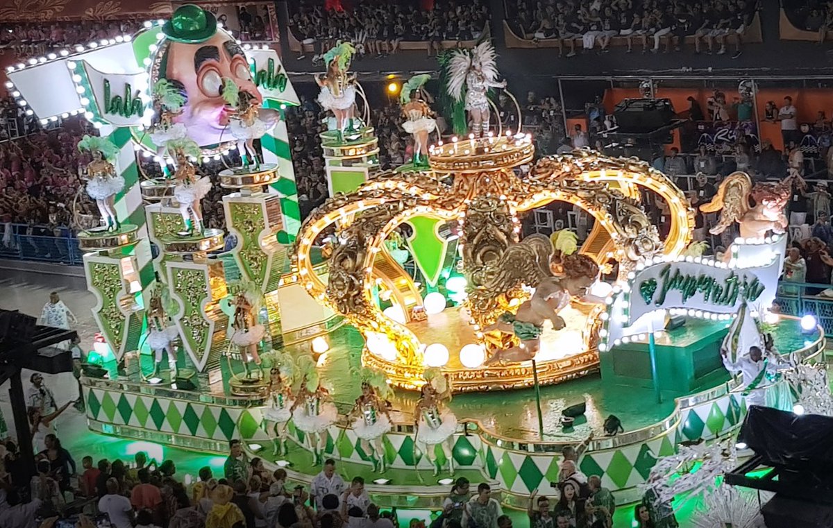 ViniciusRHil's tweet photo. Ela cantou Lamartine, Arlindo, Lampião, a Cigana Esmeralda, o itan de Oxalá e Ney Matogrosso.

Agora, irá cantar a história de Dona Júlia.

Um Brasil vasto em cultura.

Eterna seja! Amada Imperatriz! https://t.co/G6VlMwZzbk