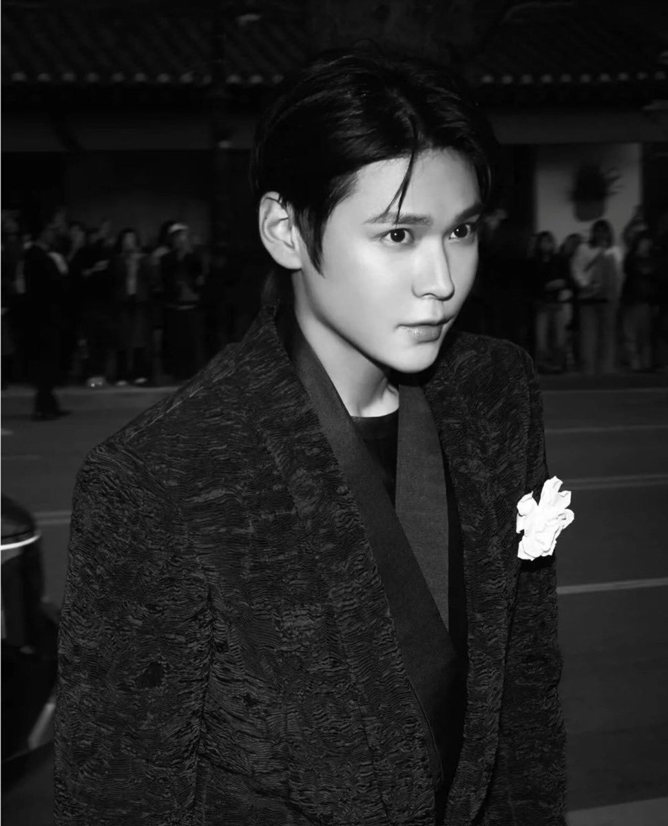 Silverdarkstone's tweet photo. @TOMFORD Eunseok x Tom Ford is such iconic. Perfect combo. Periodt https://t.co/TXpt0bOj2Z