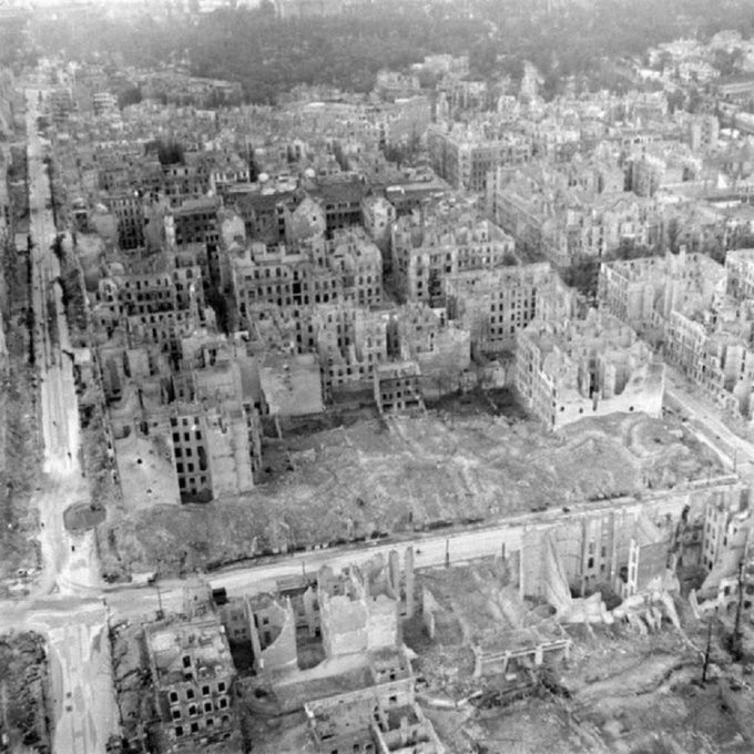 bente_zwaan's tweet photo. Berlijn in 1945. Heeft u ooit iemand gehoord over genocide? https://t.co/lb04x0BVNn