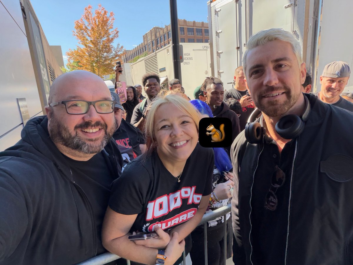 Desus_89's tweet photo. @joehendry we believe! Thank you for taking time out of your busy schedule to take a photo with us! https://t.co/sxG0ZGrMRR