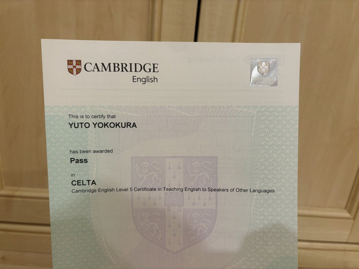 Yutoforreal's tweet photo. ケンブリッジ英語教授資格: CELTAを取得した感想

メリット
・自分の学校じゃできない実践を試せる
・発信型の授業設計の型ができる
・授業を見る目が育つ
・同じような志を持った仲間に出会える
・CELTAが資格として強い

デメリット
・日本の現場の実態にあってない事がある
・自由進度学習など最近のトピックには弱い
・理屈よりも型を教え込ませられる
・円安のせいで相対的に高くなってしまった
・圧倒的寝不足に陥る

忙しさについて、僕はパートタイムオンラインで働きながら取りましたが、キャンプ場にパソコンを持ち込んで課題をする位には追い込まれました。どう来てもキャンプに行きたかったので...テントシカに破壊されかけたけど🦌

参考になれば！