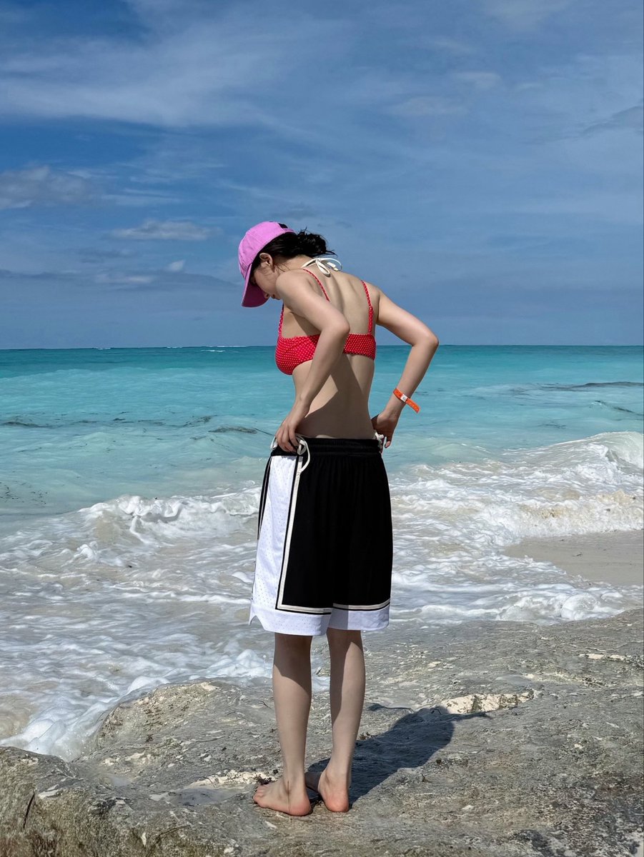 yjiminbluu's tweet photo. jimin just posted the girlwifehusband dump of a lifetime https://t.co/G3V3QIp8xp