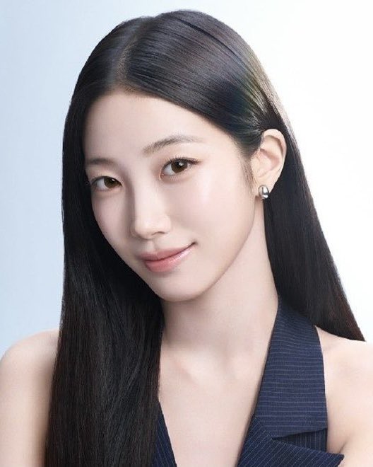 FIMBASE's tweet photo. KAZUHA of LE SSERAFIM has been appointed as the new brand ambassador for '1-DAY ACUVUE DEFINE MOIST', a colored contact lens series from Acuvue.

— This is her first time serving as an ambassador for a contact lens brand.

#KAZUHA #카즈하
#LE_SSERAFIM #르세라핌 https://t.co/auFRJfy73v