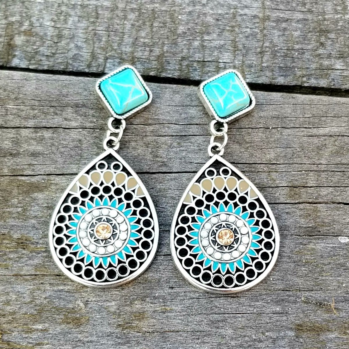 TrendingNowGift's tweet photo. Colorful Bali Teardrop Filigree Earrings #jewelry #earrings #postearrings #studearrings #dangleearrings #boho #bohostyle #BohoHippie #bohemianjewelry #bohemianearrings #handmadejewelry #etsy #turquoise
https://t.co/y0adLfeUjR via @Etsy https://t.co/8phkVLgnKg