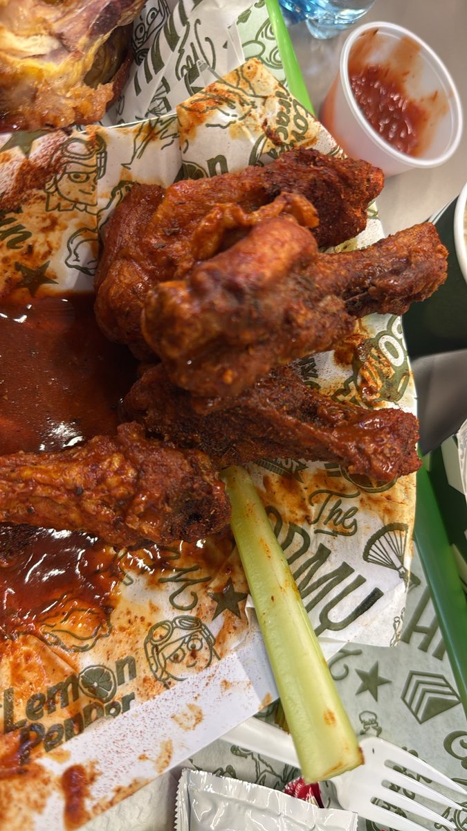 ViryVelascoo's tweet photo. @WingsArmyPeople las alitas que vendes en plaza Carso en CDMX son las peores que he comido en mi vida. Secas, tostadas, duras.. el aderezo viejo y refrigerado, fatal! Me dolió pagar $850 pesos por una comida tan horrible. https://t.co/x1isfIVccY