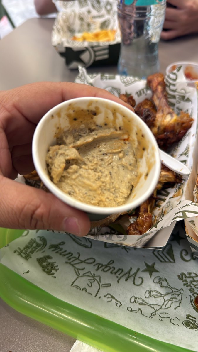 ViryVelascoo's tweet photo. @WingsArmyPeople las alitas que vendes en plaza Carso en CDMX son las peores que he comido en mi vida. Secas, tostadas, duras.. el aderezo viejo y refrigerado, fatal! Me dolió pagar $850 pesos por una comida tan horrible. https://t.co/x1isfIVccY